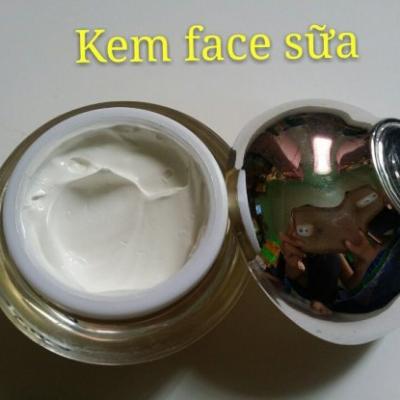 KEM FACE SỮA TRẮNG DA